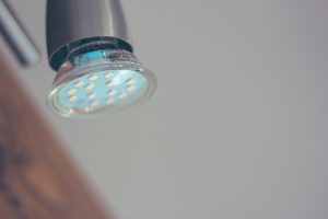Oświetlenie LED w sufitach podwieszanych: Niezwykłe zalety oświetlenia LED – oświetlenie akcentowe