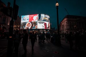 Jak stworzyć skuteczną kampanię reklamową na słupach?